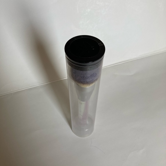 IT Cosmetics - NWOT - Complexion Perfection Foundation Globe Brush - unopened - Picture 2 of 2